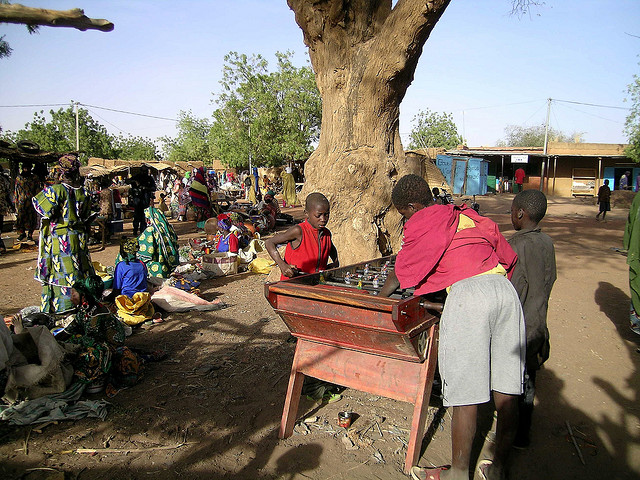 Spielende Kinder in einem westafrikanischen Dorf